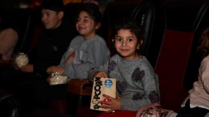 Çocuklara sürpriz sinema gösterimi