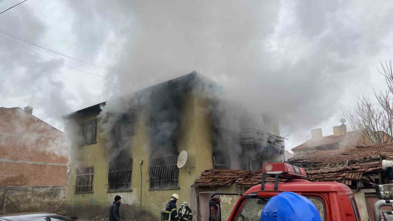 Çorum’da 2 katlı ev alev alev yandı