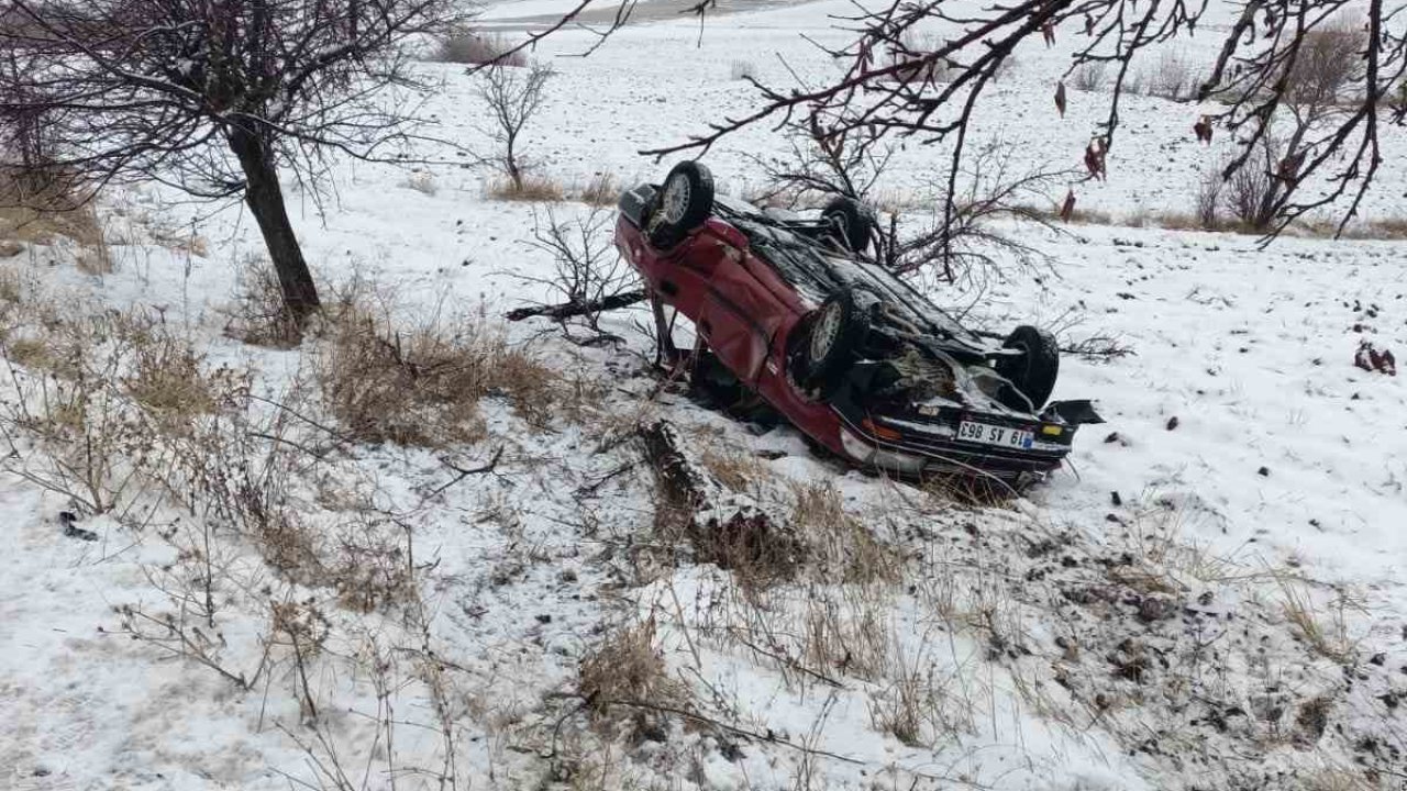 Çorum’da ağaca çarpan otomobil takla attı: 4 yaralı