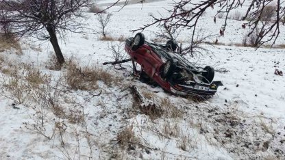 Çorum’da ağaca çarpan otomobil takla attı: 4 yaralı