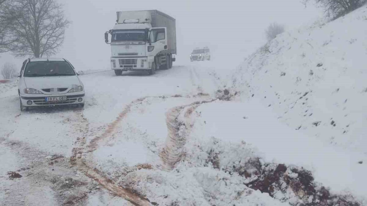 Çorum’da mahsur kalan araçlar için ekipler seferber oldu