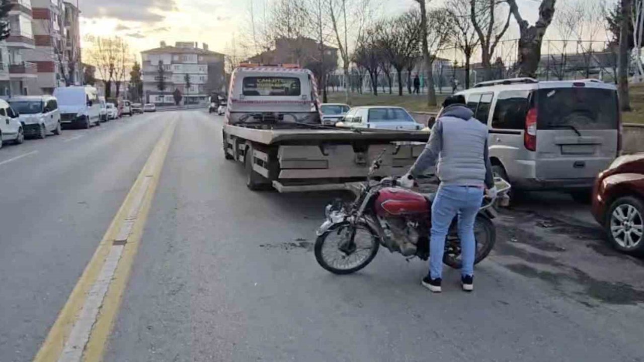 Çorum’da motosiklet yaşlı kadına çarptı: 2 yaralı
