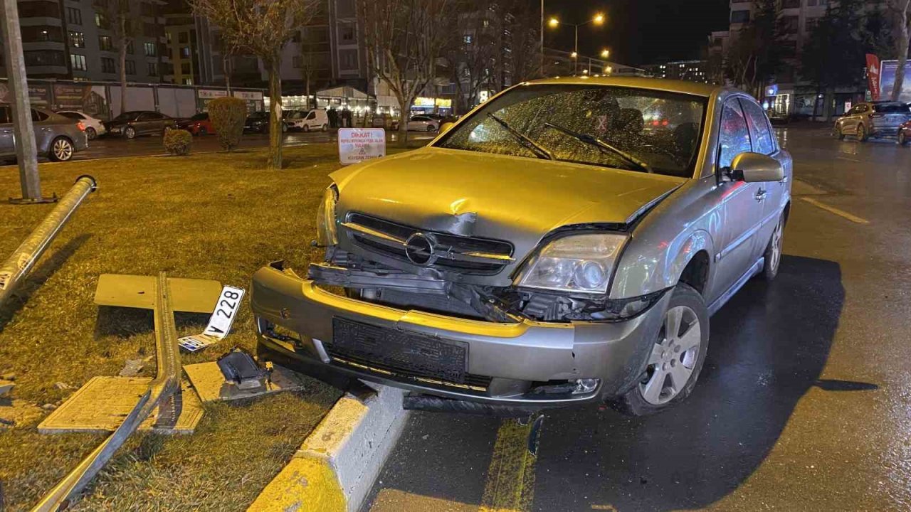 Çorum’da otomobil sinyalizasyon direğine çarptı: 1 yaralı