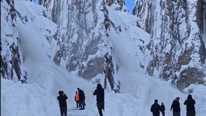 Çukurca yolunda inen çığ görüntülendi