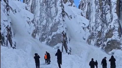 Çukurca yolunda inen çığ görüntülendi