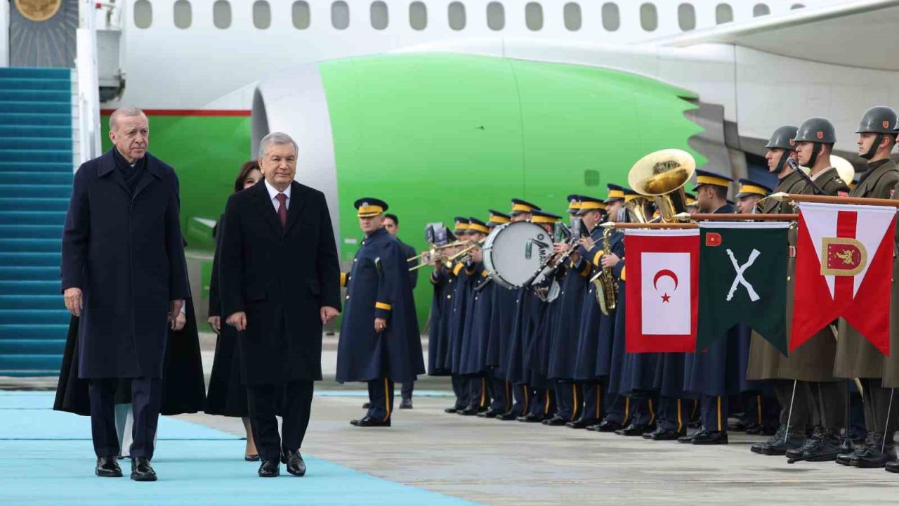 Cumhurbaşkanı Erdoğan, Özbekistan Cumhurbaşkanı Mirziyoyev’i havalimanında karşıladı