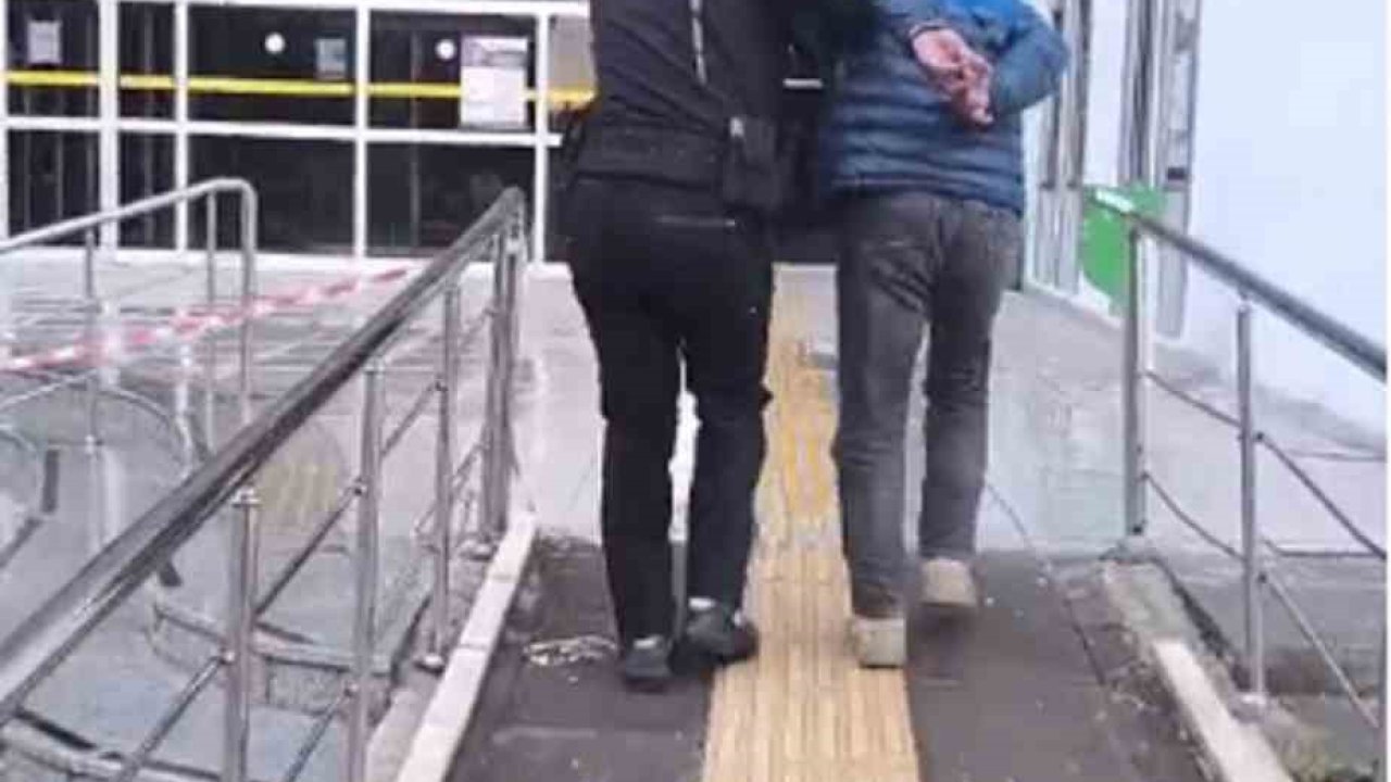 Cumhurbaşkanı’na hakaret ve kaçak kazı yapmak suçlarından hapis cezası bulunan şahıs sahte kimlikle yakalandı