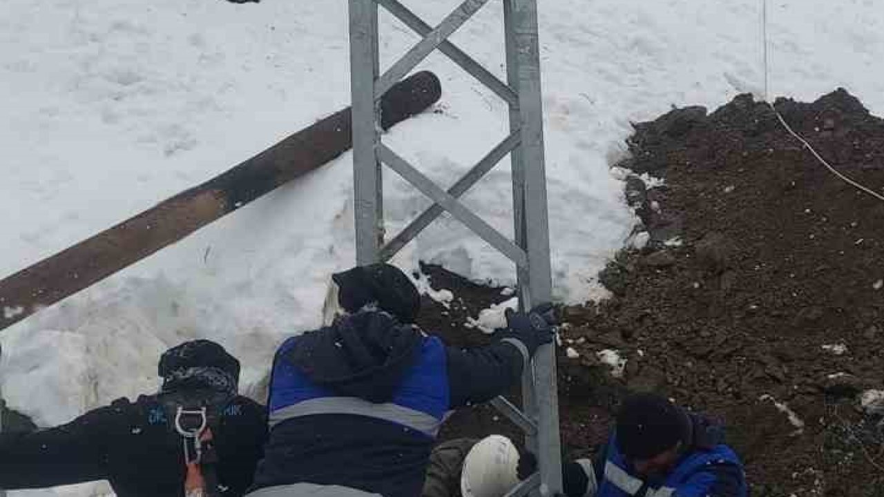 Çüngüş’te devrilen elektrik direkleri onarıldı