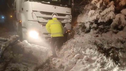 D850 kara yolu ulaşıma kapandı, polis ekipleri kürekle açmaya çalıştı