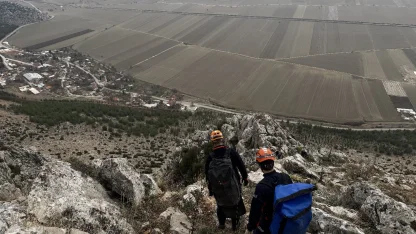 Dağda mahsur kalan keçi ekipler tarafından kurtarıldı