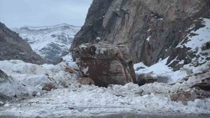 Dağdan kopan dev kaya yolu ulaşıma kapattı