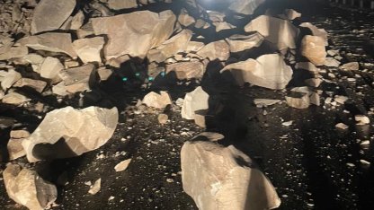 Dağdan kopan kayalar yolu trafiğe kapattı