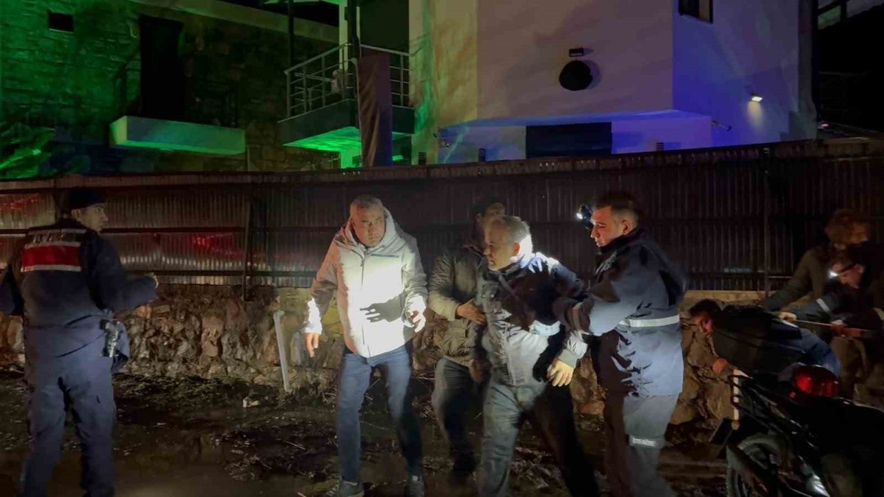 Datça’da sele kapılan sürücü, çalıya tutunarak hayatta kaldı