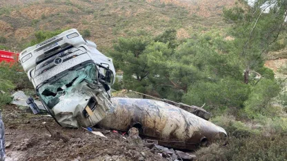 Datça’da virajı alamayan tır devrildi: 1 yaralı