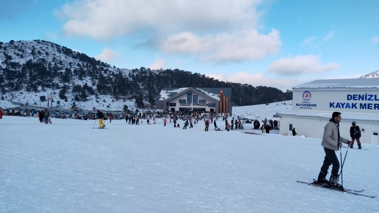 Denizli Kayak Merkezi yeni sezonda ziyaretçi akınına uğradı