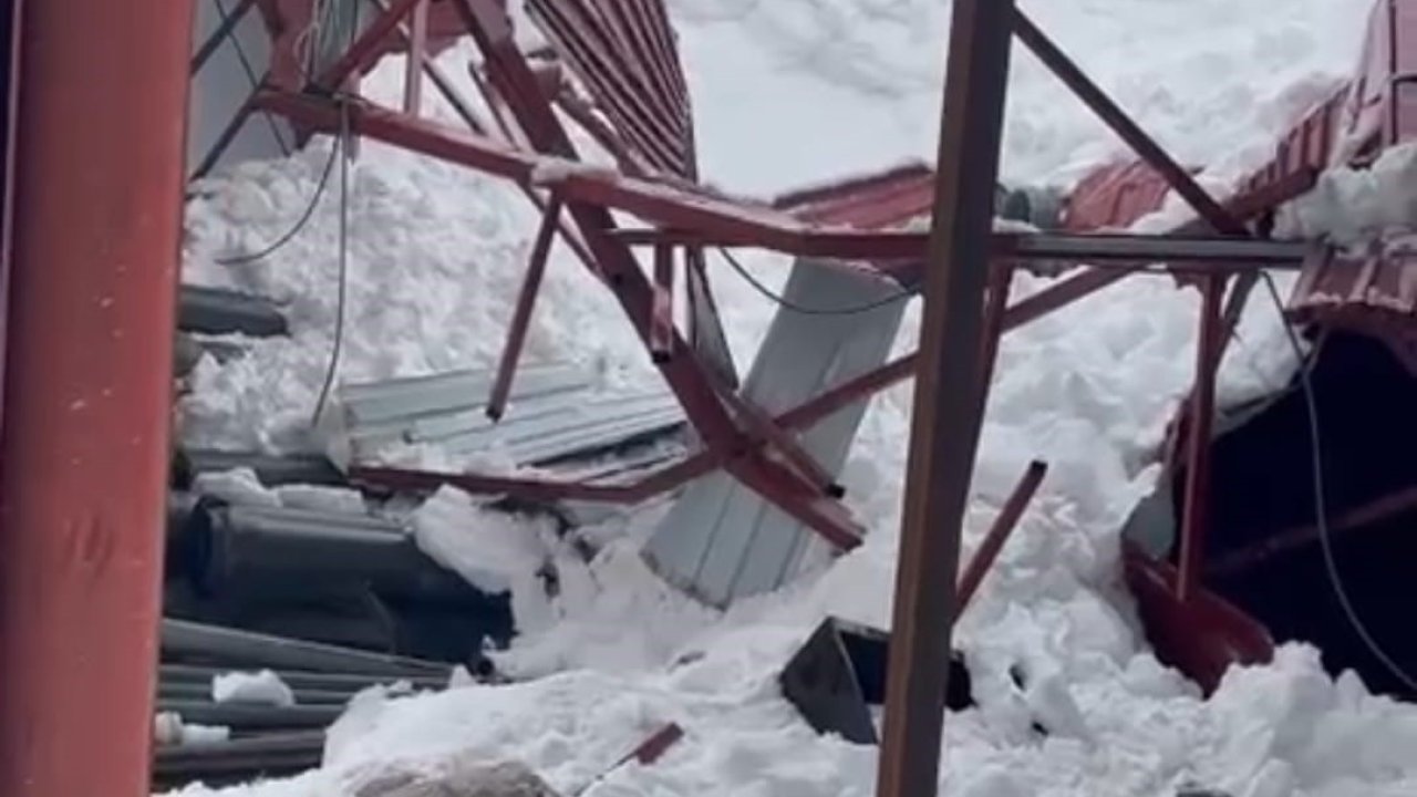 Derecik’te ahır çatısı çöktü