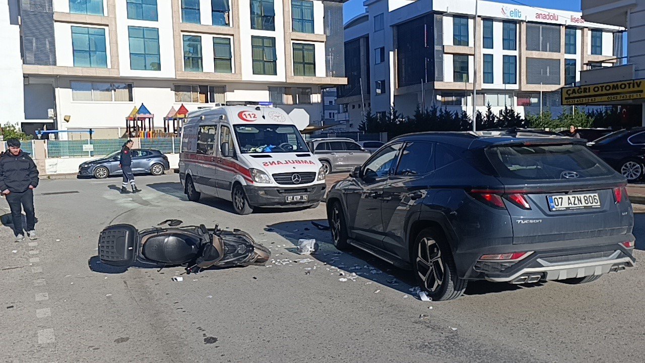 Devrilerek sürüklenen motosikletli otomobile çarptı