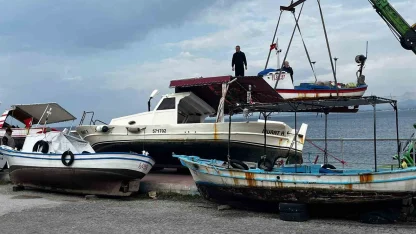 Dikili’de balıkçı tekneleri fırtınaya karşı karaya alındı