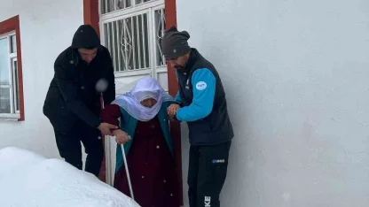 Diyaliz hastası kadın paletli araçla alınıp sağlık kuruluşuna ulaştırıldı