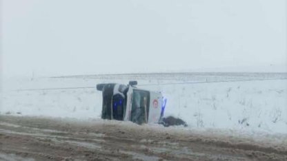Diyarbakır’da ambulans devrildi: 3 yaralı