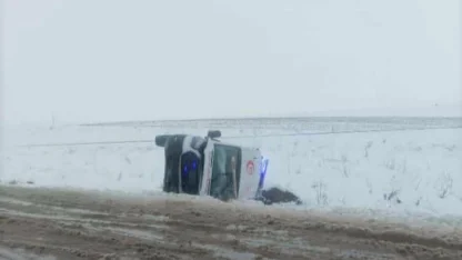 Diyarbakır’da ambulans devrildi: 3 yaralı