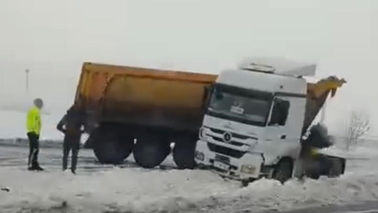 Diyarbakır’da aynı güzergahta 5 araç kazaya karıştı