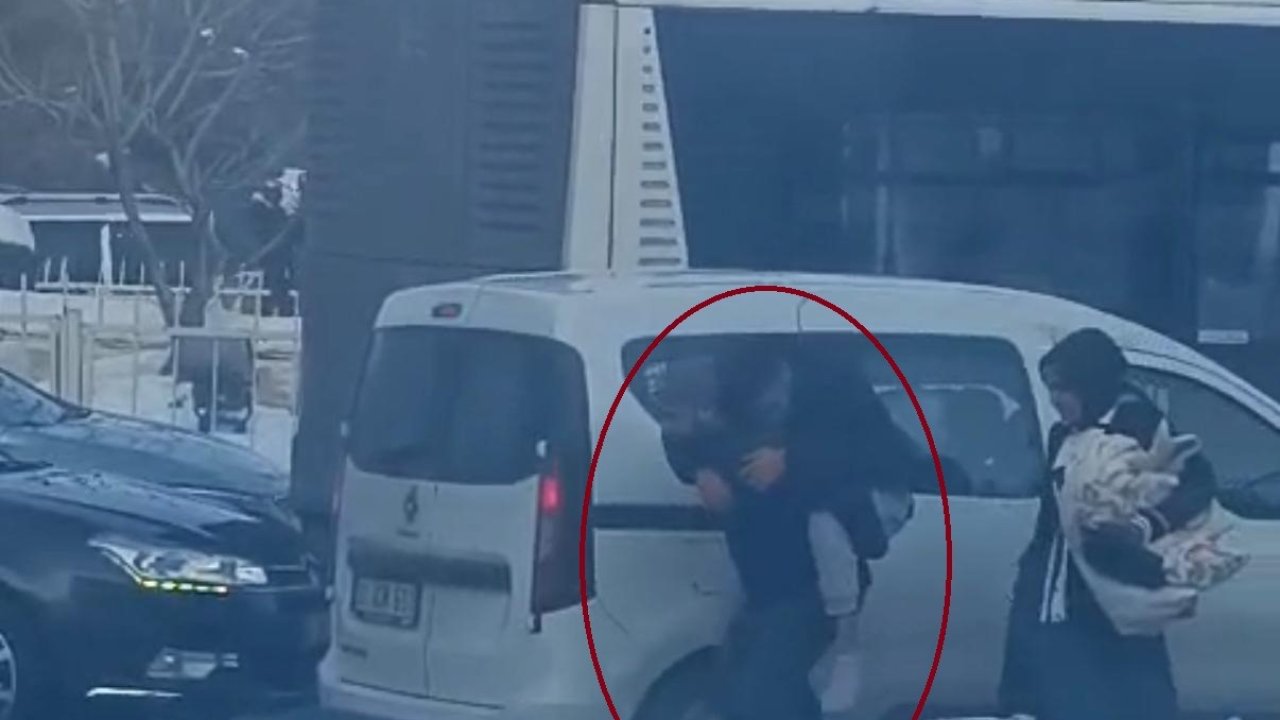 Diyarbakır’da bir vatandaş tıkanan yolda hastasını sırtında taşıdı