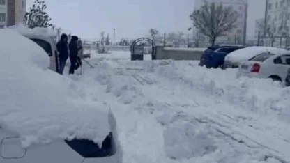 Diyarbakır’da kar esareti: Site sakinleri kiraladıkları kepçeyle yollarını açtı