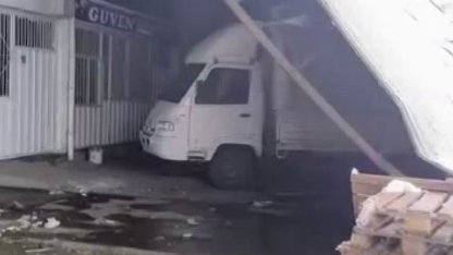 Diyarbakır’da yoğun kar çatıları devirdi