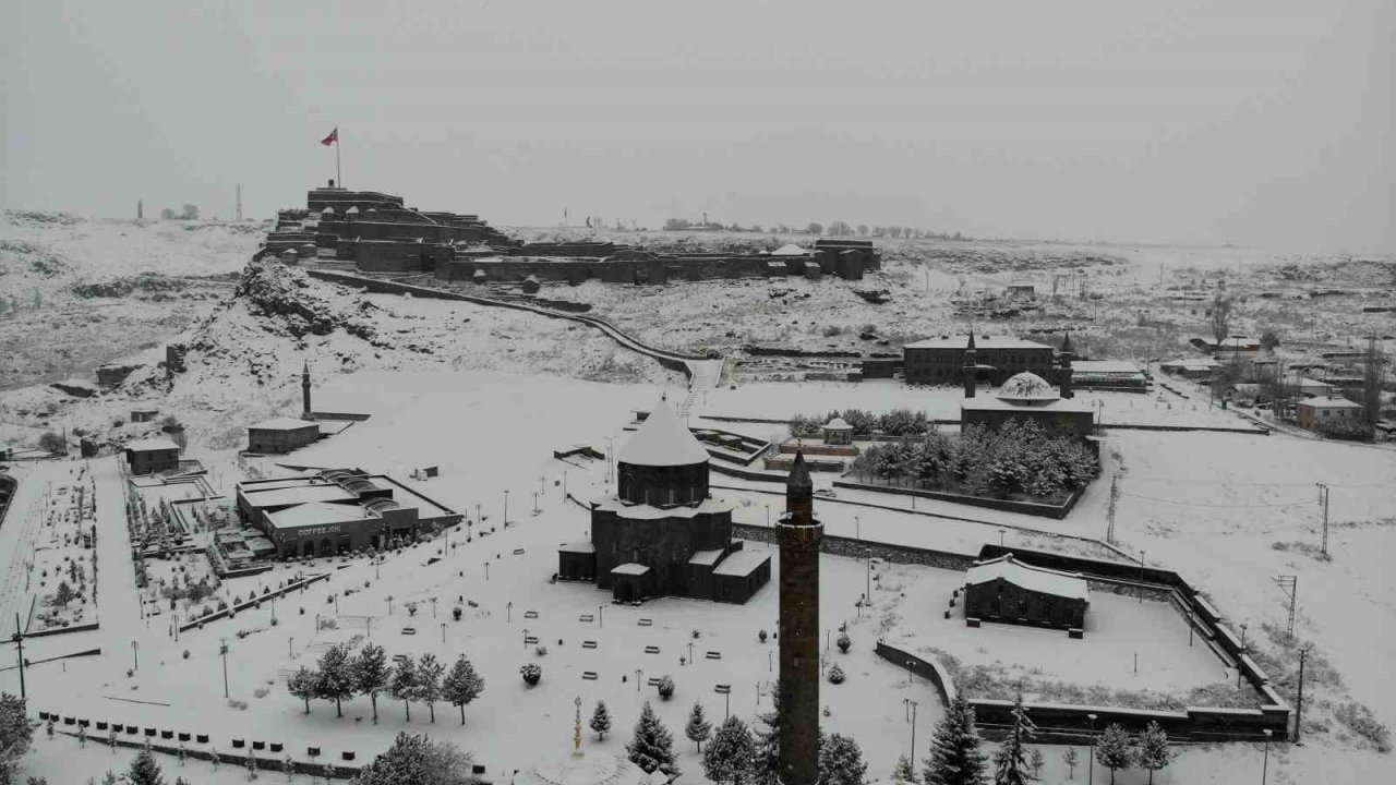 Doğu’nun incisi Kars, beyaz gelinliğini giydi: Beyaza bürünen kent havadan görüntülendi