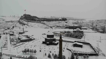 Doğu’nun incisi Kars, beyaz gelinliğini giydi: Beyaza bürünen kent havadan görüntülendi