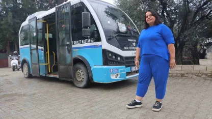 Dolmuşçu Zeynep, direksiyon sallayarak ekmek parasını kazanıyor