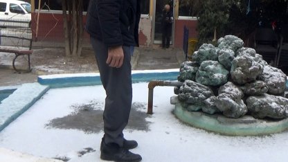 Donan süs havuzunda kimisi gezdi, kimisi ise buzu çekiçle kırmaya çalıştı