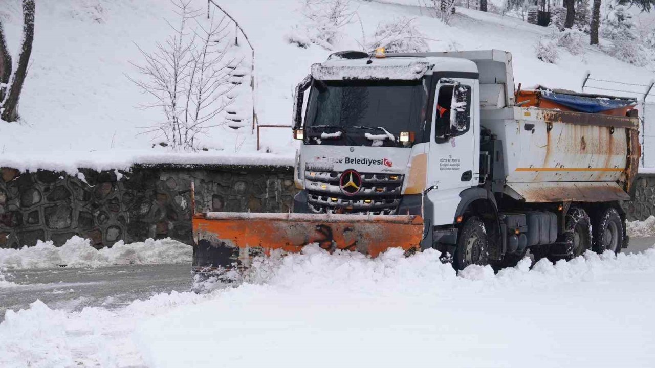 Düzce’de belediye ekipleri kar yağışıyla birlikte sahaya indi