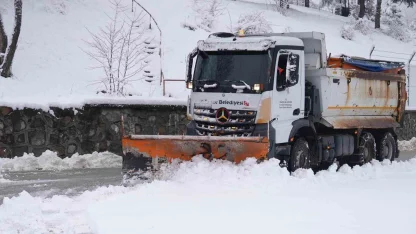 Düzce’de belediye ekipleri kar yağışıyla birlikte sahaya indi