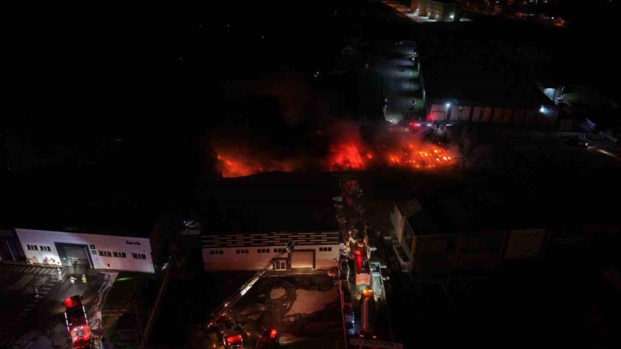 Düzce’deki fabrika yangını havadan görüntülendi