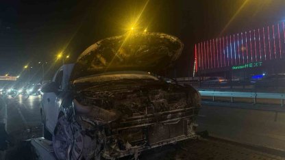 E5 Esenyurt’ta seyir halindeki araç alev alev yandı