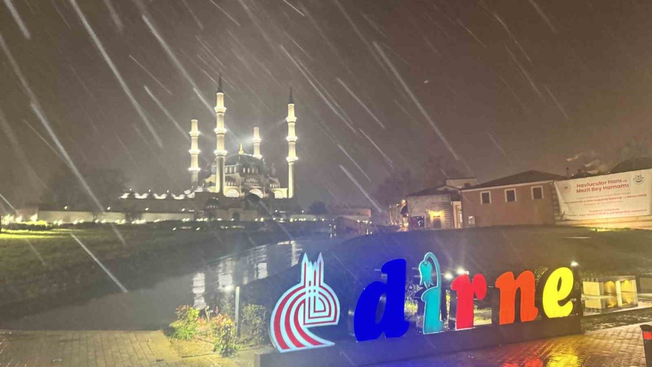 Edirne’de kar yağışı etkili oluyor
