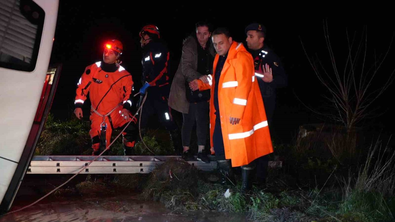 Edirne’de minibüs sulama kanalına düştü: Mahsur kalanlar kurtarıldı