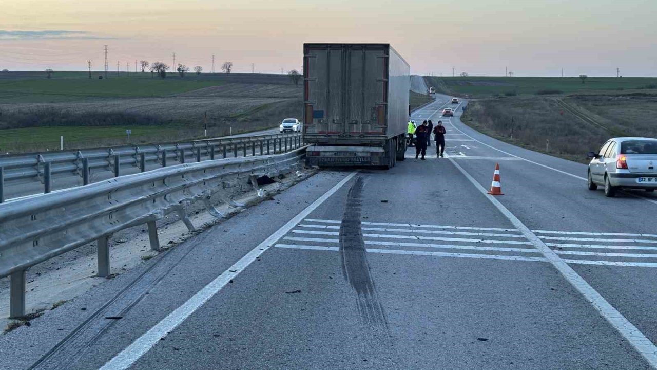 Edirne’de tır bariyerlere çarptı