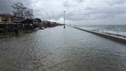 Edremit’te denizle kara birleşti, işletmeler sular altında kaldı