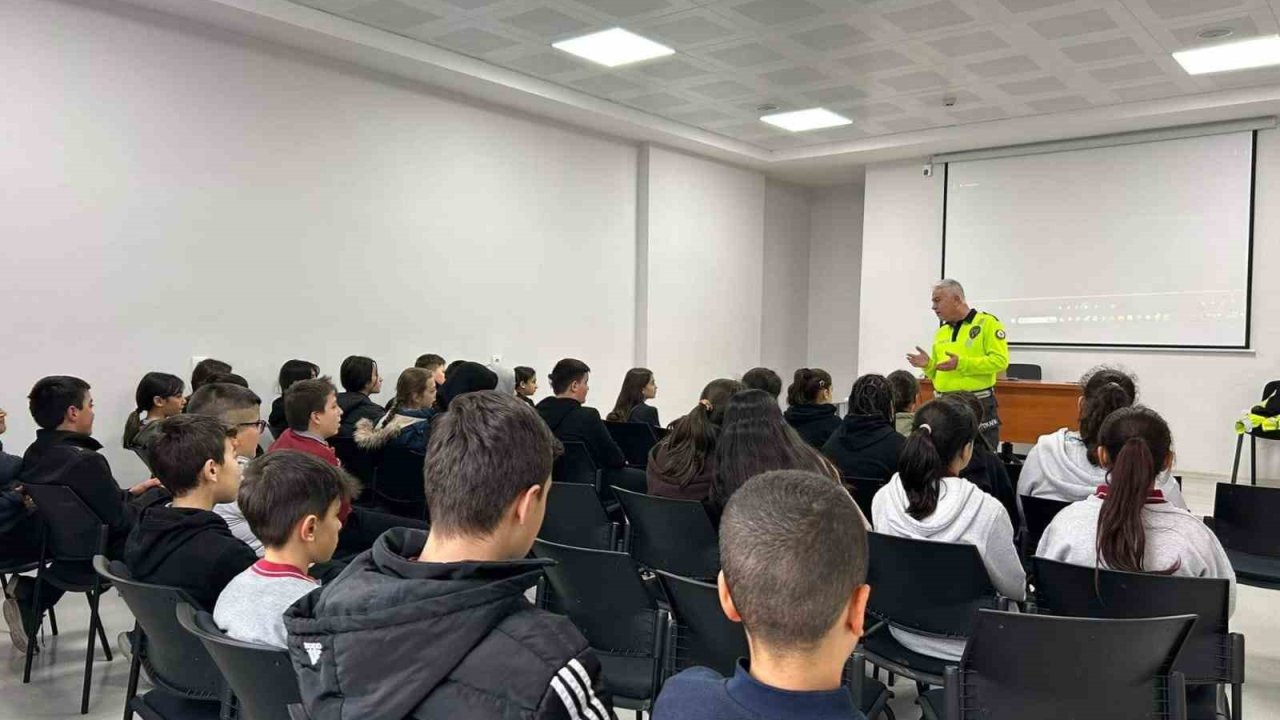 Eğirdir’de 135 öğrenciye trafik güvenliği eğitimi verildi
