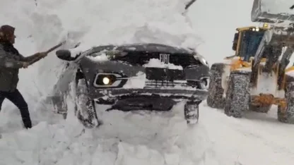 Eğribel Geçidi’nde bir araç yoldan çıkarak kara gömüldü