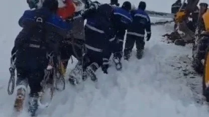 Ekipler enerji için seferber oldu: Ekipler direkleri sırtında taşıdı