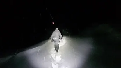 Ekipler yoğun sis ve kar altında 3 kilometre yürüyüp hastaya ulaştı