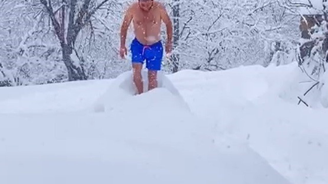 Eksi 10 dereceyi aldırmadan şortuyla karda yüzdü