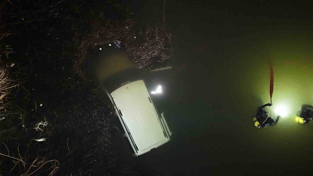 El freni çekilemeyen araç, düştüğü Porsuk Çayı’ndan 4 saat sonra çıkarıldı