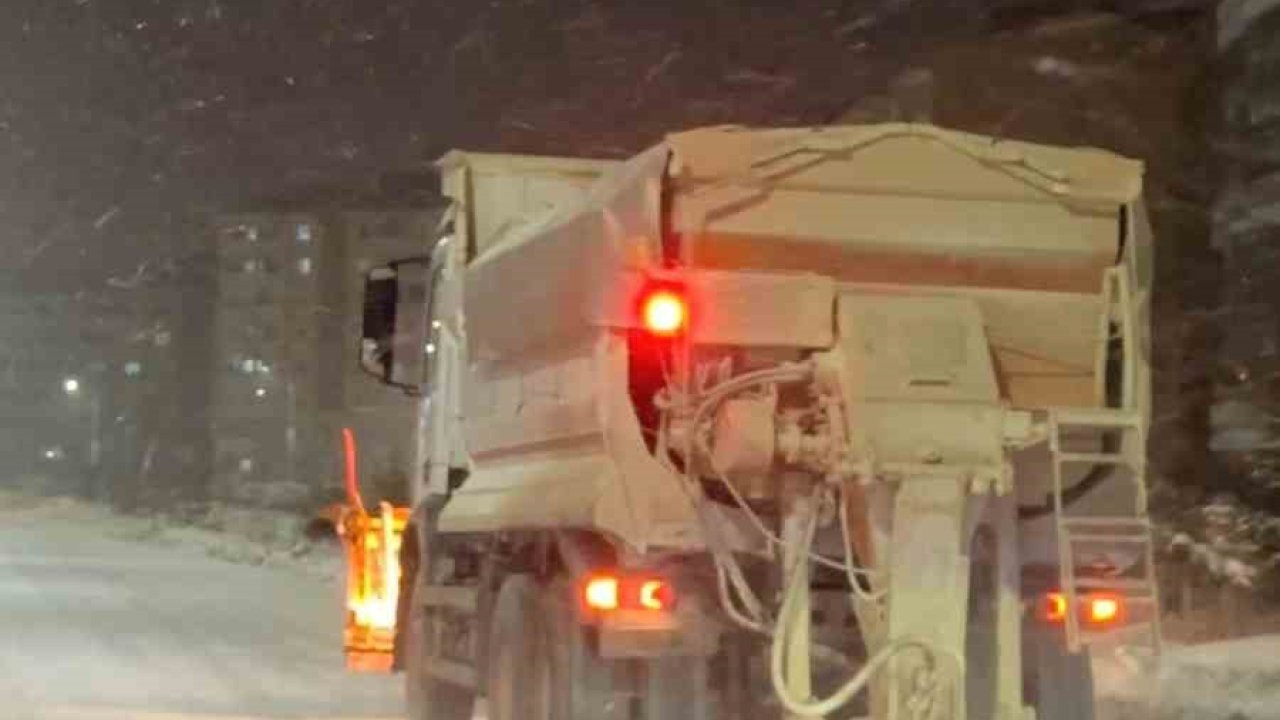 Elazığ Belediyesi, karla mücadele çalışmalarını sürdürüyor