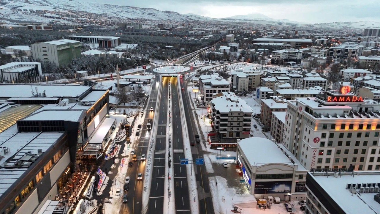 Elazığ’da belediye ekipleri, karla mücadelesini aralıksız sürdürüyor