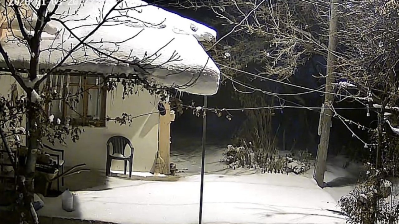 Elazığ’da deprem anı güvenlik kameralarına yansıdı